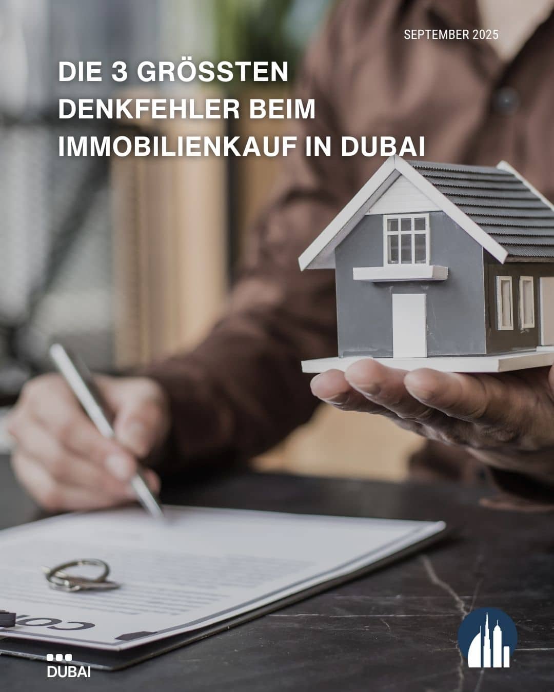 Das Bild zeigt eine Person, die ein Miniatur Modell eines Hauses in der Hand hält, symbolisch für: Die 3 größten Denkfehler beim Immobilienkauf in Dubai