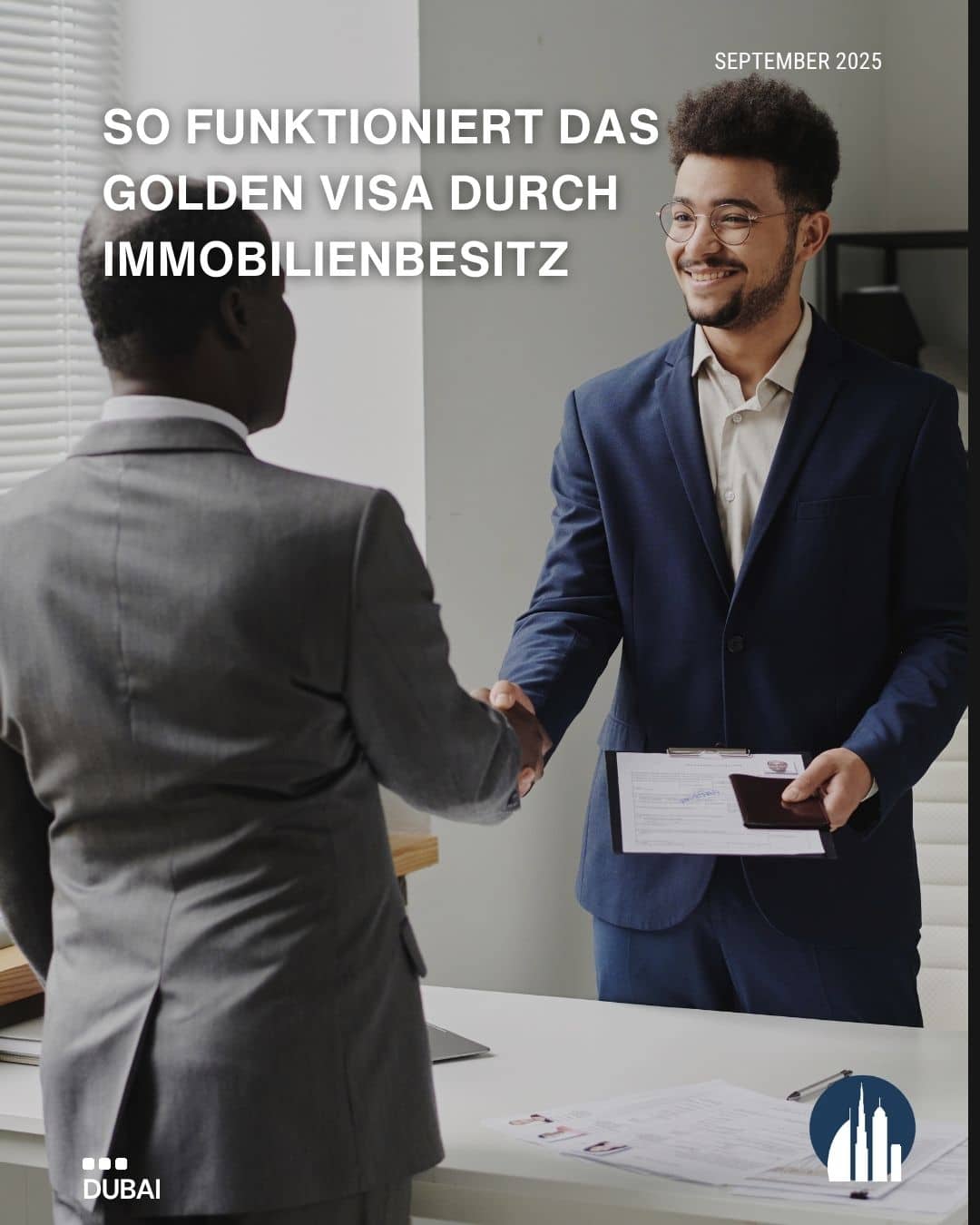 Das Bild zeigt zwei Männer in Anzügen, die einen Vertrag abschließen. Symbolisch für: Golden Visa durch Immobilienbesitz in Dubai