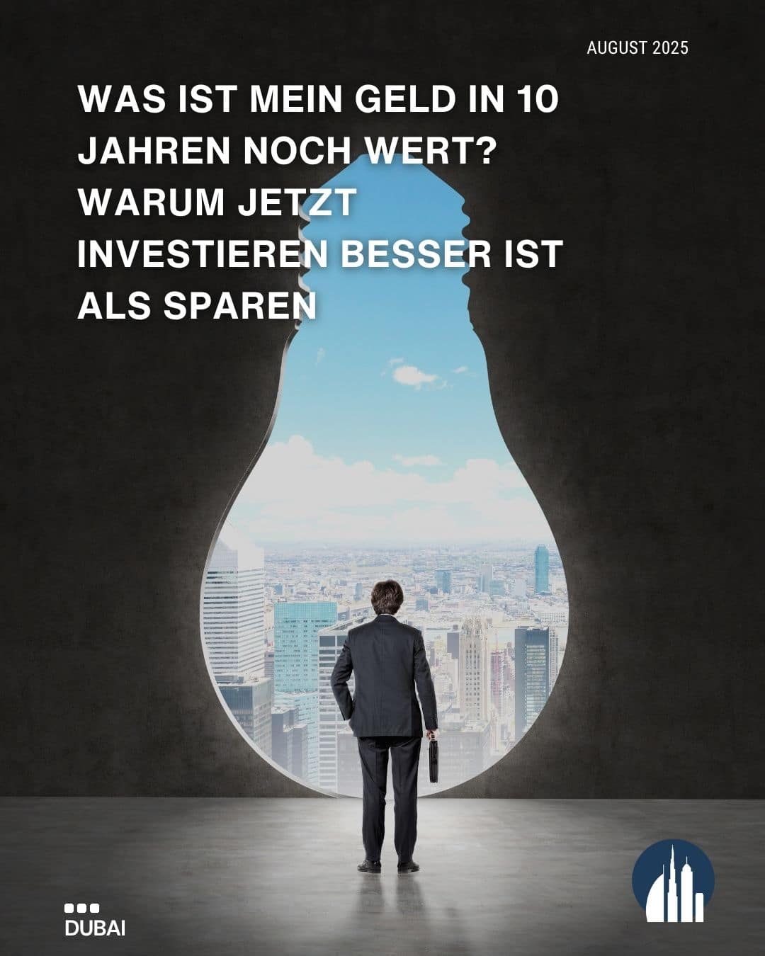Mann im ANzug mit Aktentasche steht vor einem Fenster und schaut auf die Skyline Dubais. Symbolisch für: Was ist mein Geld in 10 Jahren noch wert